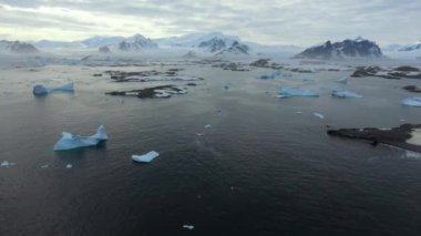 Peyzaj, su ve dağların buzul enkaz. Andreev.