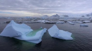 Yüksek dağlarda kar ve sis mesafe ile kaplıdır. Andreev.