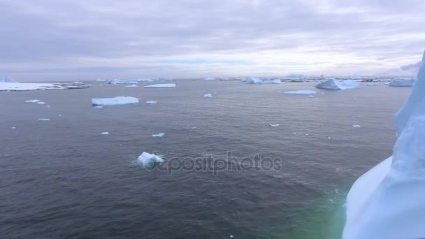 Panorama över bergen och glaciärerna i Antarktis. Andreev. — Stockvideo