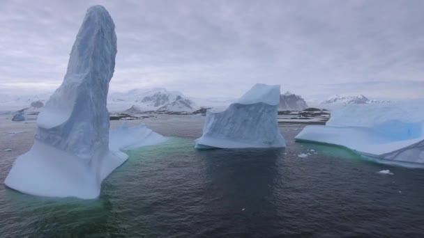 Grote ijsbergen drijven in het water in de buurt van de kust. Andrejev. — Stockvideo