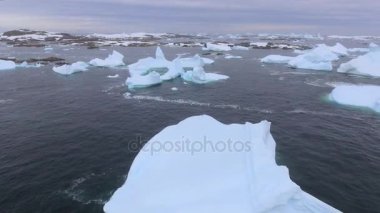 Buzdağları Adaları float. Andreev.