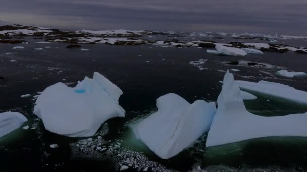 Des fragments de l'iceberg flottent dans l'eau au crépuscule. Andreev . — Video
