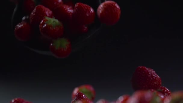 Fraises tombent du bol à la surface . — Video