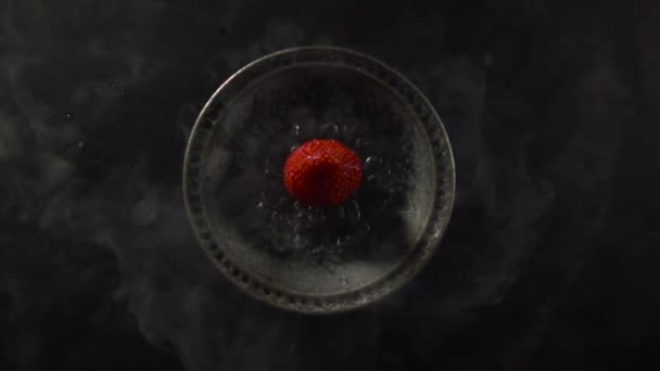Top view of a strawberry in boiling liquid nitrogen. — Stock Video