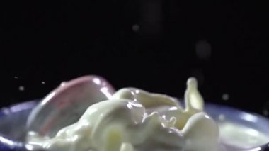 Süt, bir fincan Falls'ta pembe ve mavi macaroons.