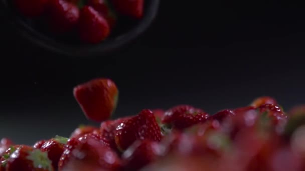 Les fraises tombent aux baies . — Video