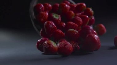 Çilek ters bir kaseden aç.
