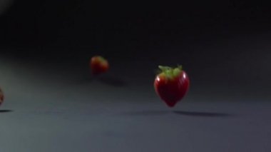 Çilek ileri gri yüzeyi rulo.