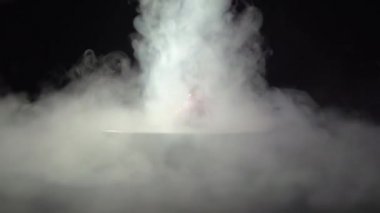 Çilek plaka üzerinde sıvı azot duman dökülen.