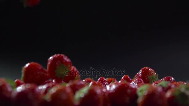 Diverse bacche cadono sulla fragola . — Video Stock