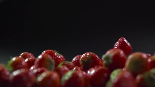 Beeren rollen auf Erdbeeren. — Stockvideo