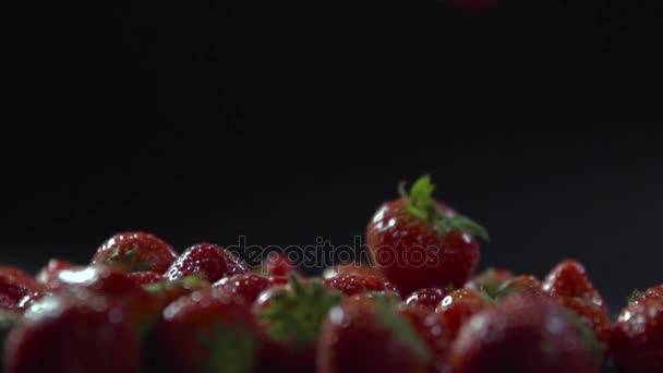 Beeren fallen auf eine Erdbeerschicht. — Stockvideo