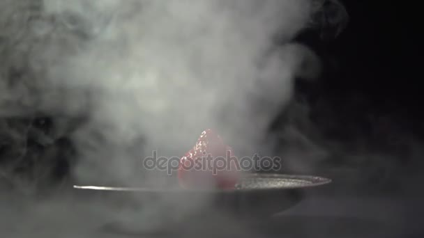 Fumaça envolve o topo da baga em um prato . — Vídeo de Stock
