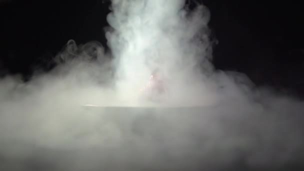 El humo del nitrógeno líquido vierte sobre las fresas en un plato . — Vídeo de stock