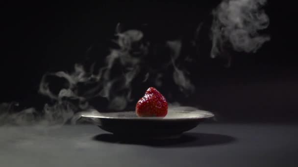 Dym rozpuszcza w powietrzu na jagody. — Wideo stockowe