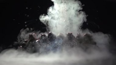 Karanlık bir arka plan üzerinde bir tenor sır meyveleri piramit.
