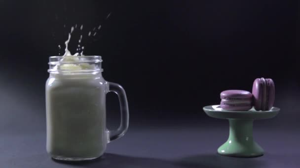 Taza de vidrio junto a un stand con galletas . — Vídeo de stock