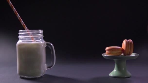 Le tube tombe dans une tasse avec du lait. Mouvement lent . — Video