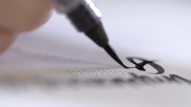Mürekkep ile fırça ucu sorunsuz taşır ve kağıt üzerinde çizer.