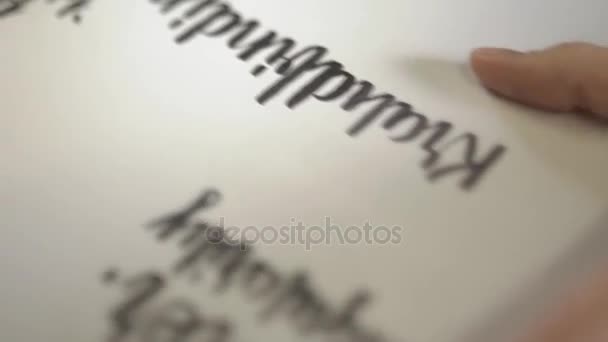 Le parole su carta sono disegnate sotto forma di lettere . — Video Stock