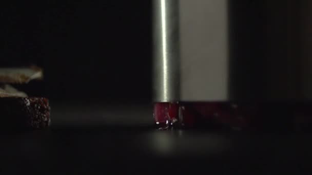 Le cylindre d'étain s'élève au-dessus de la salade .