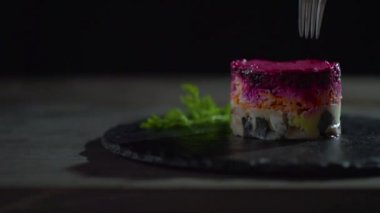 Çatal yavaş yavaş ringa balığı salatası kürk palto altında bir bölümünü kaldırdı.