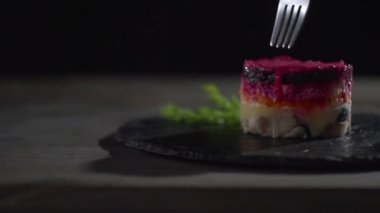 Salata çatalı yakın çekim deler.