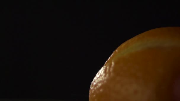 Oranien slits i två halvor. — Stockvideo