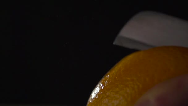 Le couteau coupe un gros plan orange .