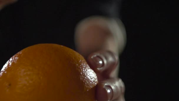 Le couteau coupe l'orange en deux . — Video