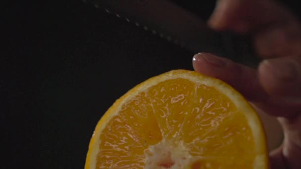 Kniven skär halv apelsin. — Stockvideo