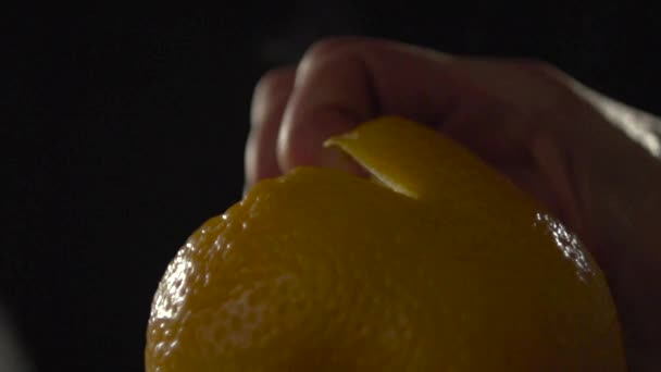 Los dedos pelan el primer plano naranja . — Vídeo de stock