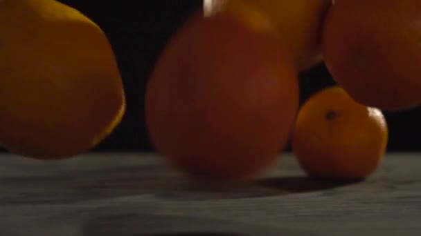 Une vue des oranges couchées sur la surface . — Video