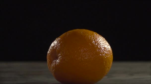 The tip of the knife pierces the skin of the orange. — Stock Video