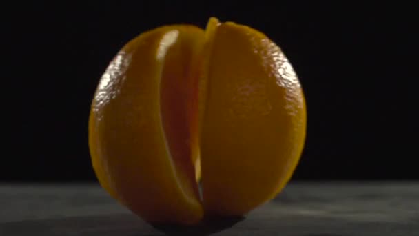 Cuartos de naranja caen y se dispersan por los lados . — Vídeos de Stock