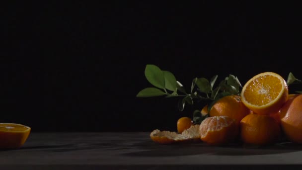 La naranja rueda lentamente a la montaña de fruta . — Vídeos de Stock