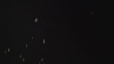 Rendelenmiş peynir yavaş yavaş aşağı düşüyor.