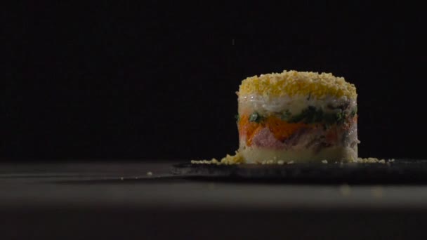 Du fromage râpé est versé sur la salade de mimosa .