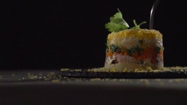 Une fourchette perce un morceau de salade de mimosa .