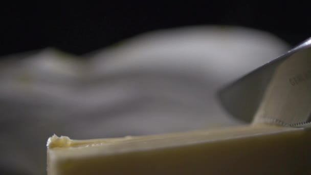 A faca é transportada sobre o queijo . — Vídeo de Stock