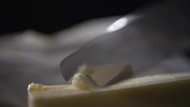 Sekací nůž škrábaný sýr. — Stock video