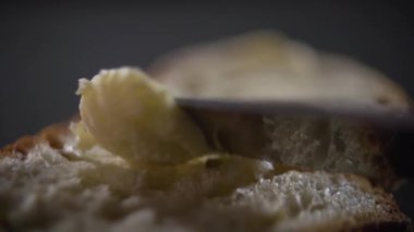 Tereyağı yavaş yavaş ekmek sürülür.