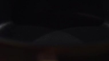 Dilimlenmiş ekmek kızartma tavası düşüyor.