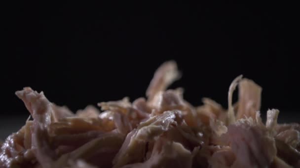 Kousky vařené kuře klesnout na povrchu. — Stock video