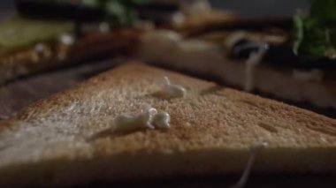 Bir jet sosunun tost yüzeyinde dökülen.