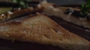 Bir jet sosunun tost düşüyor.