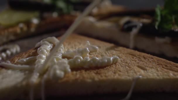 Vista de la mayonesa y la superficie del brindis . — Vídeo de stock