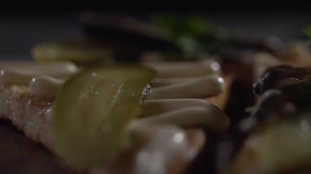 スプラットはサンドイッチで塩漬けキュウリに置かれる. — ストック動画