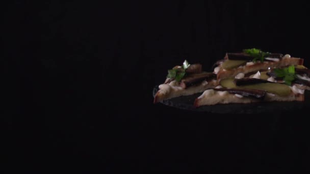 Sandwichs décorer le dessus avec des feuilles de persil . — Video