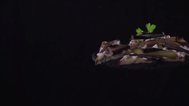 Рука украшает тосты зелень шпрота . — стоковое видео
